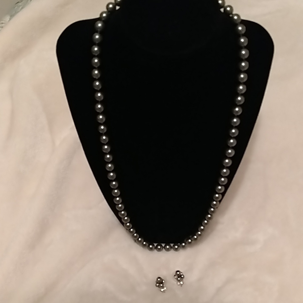 Faux pearl necklace & earrings